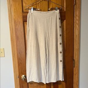 Emery Rose Linen wide leg pants.  Cream Button-Detail. Size medium.